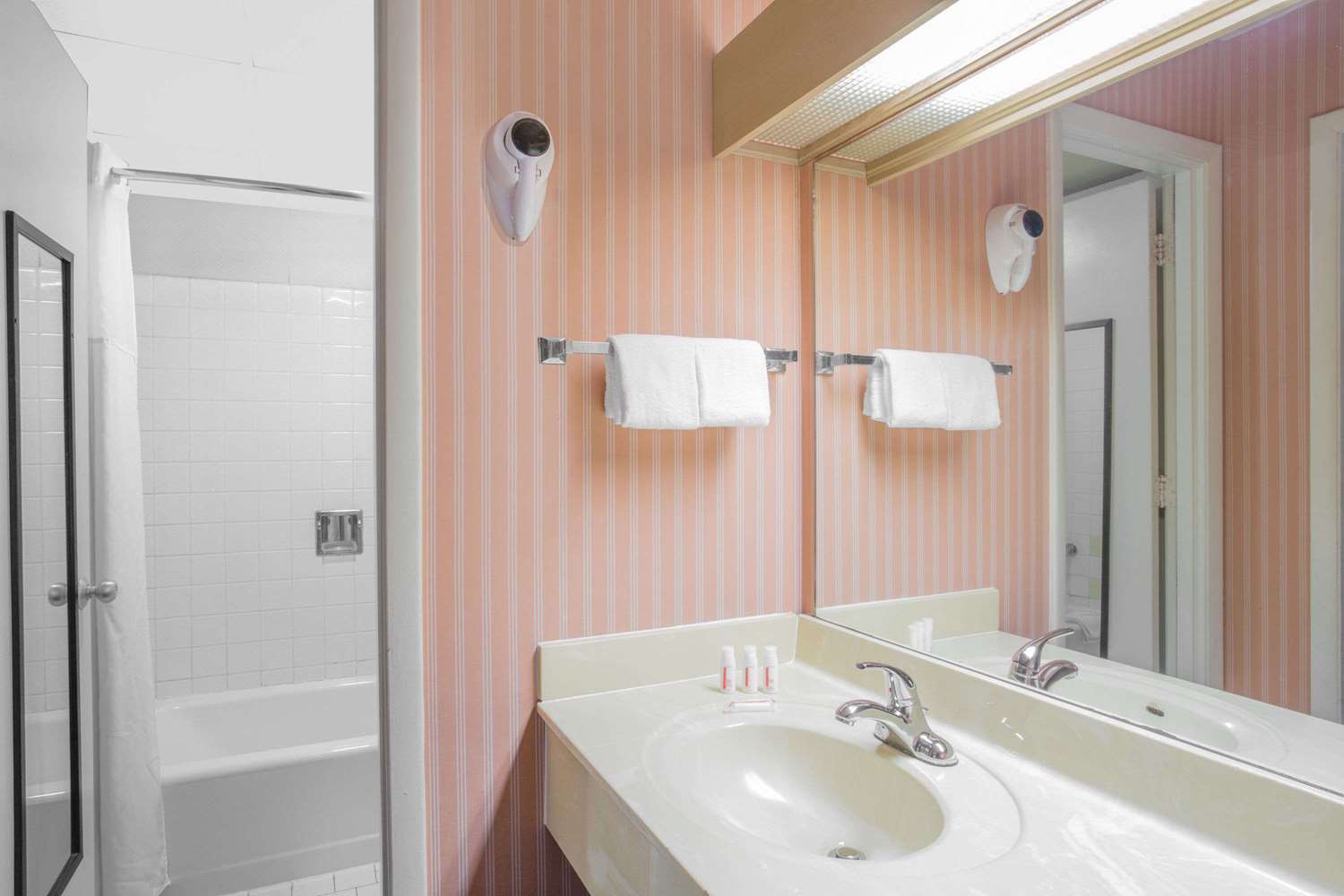 Days Inn By Wyndham Florence Downtown Экстерьер фото